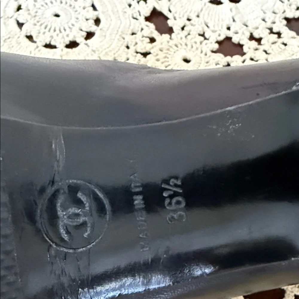CHANEL Black and Cream Heels with Logo Detail - Picture 8 of 8